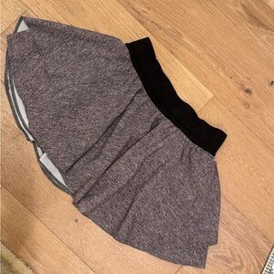 EUC LULULEMON SKIRT SZ 4 Elegant Black and Gray soft flowy shorts inside love❤️